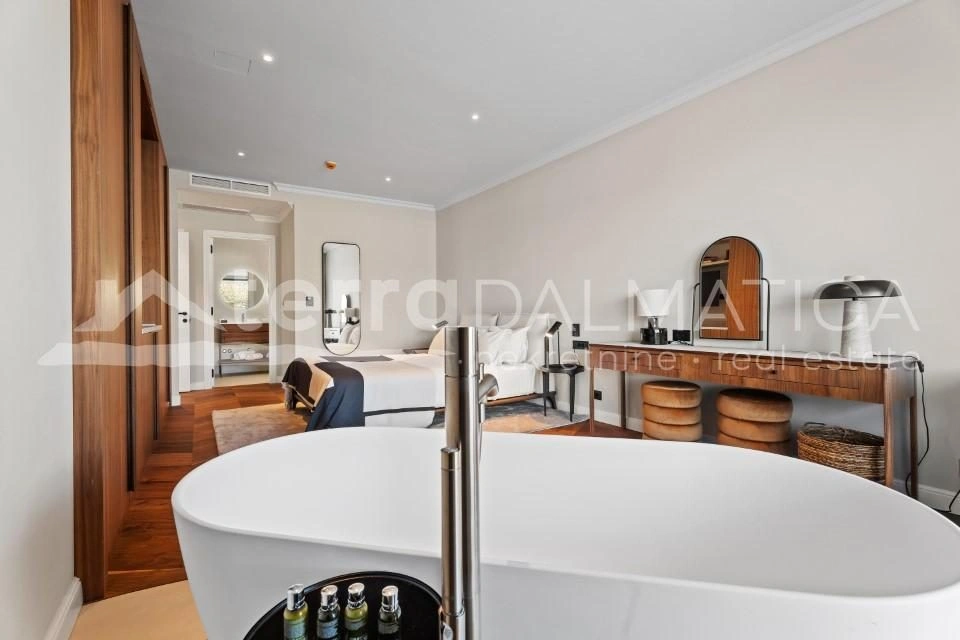 Trogir, Luxusvilla im Resort, erste Reihe zum Meer