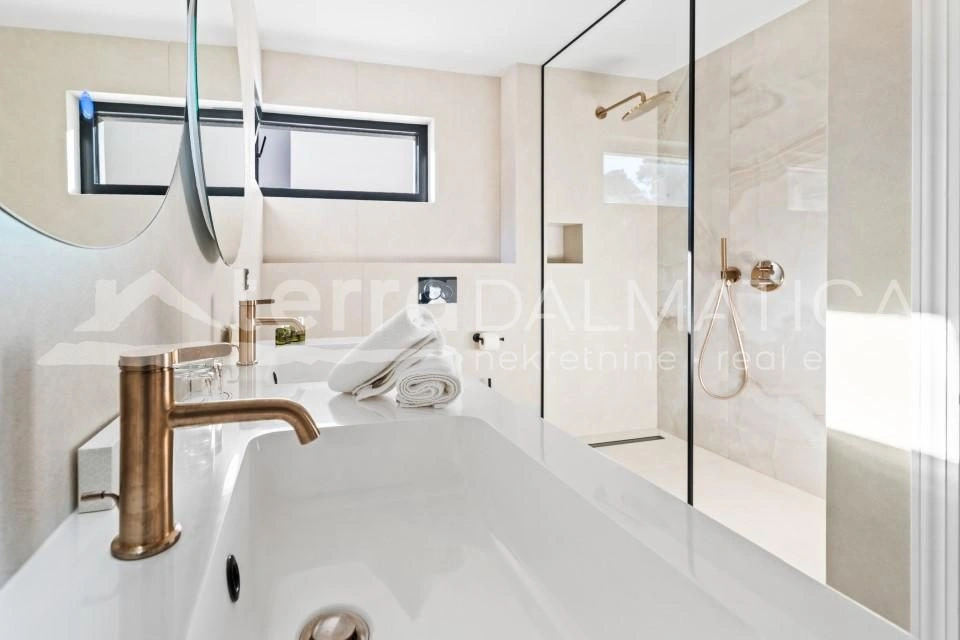 Trogir, Luxusvilla im Resort, erste Reihe zum Meer