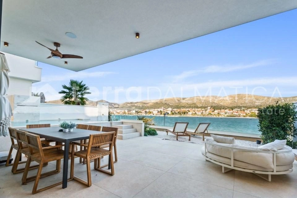 Trogir, luksuzna vila u sklopu resorta, prvi red do mora