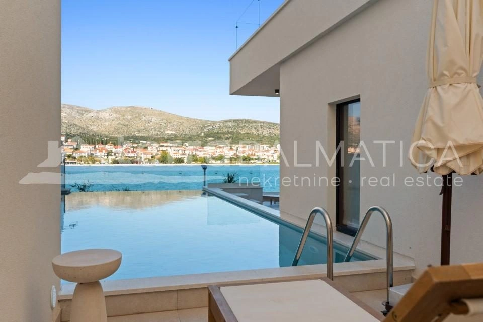 Trogir, Luxusvilla im Resort, erste Reihe zum Meer