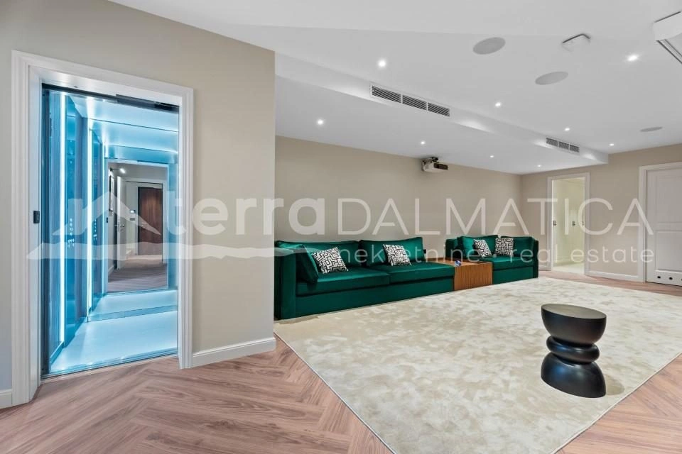 Trogir, Luxusvilla im Resort, erste Reihe zum Meer