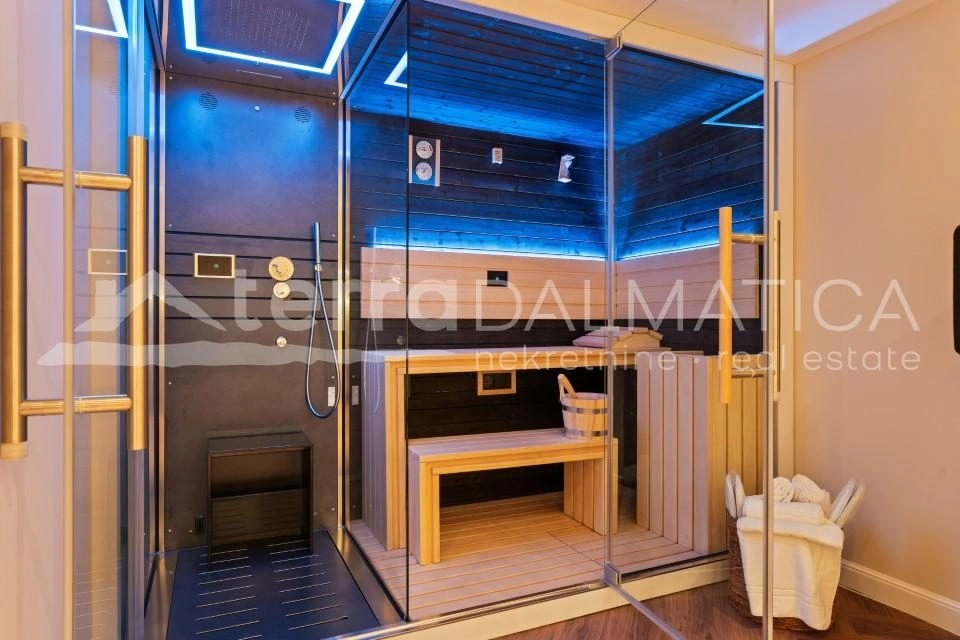 Trogir, Luxusvilla im Resort, erste Reihe zum Meer