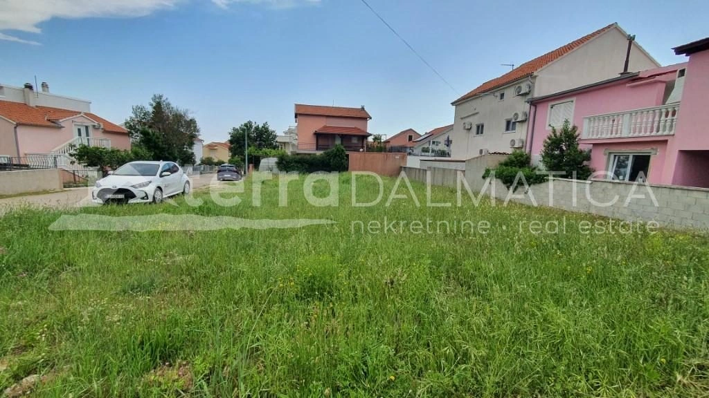 Tribunj, Baugrundstück umgeben von Einfamilienhäusern