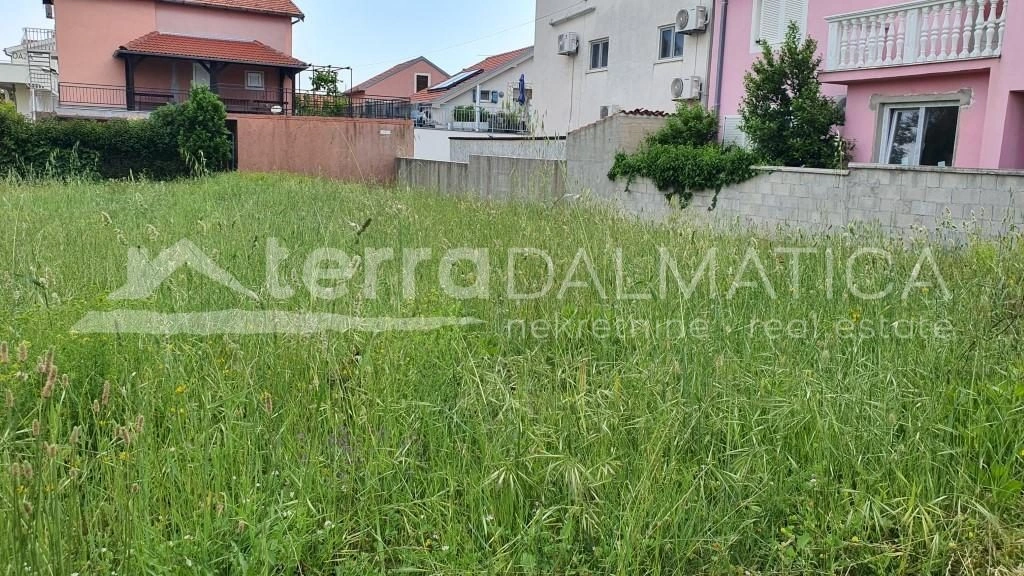 Tribunj, Baugrundstück umgeben von Einfamilienhäusern