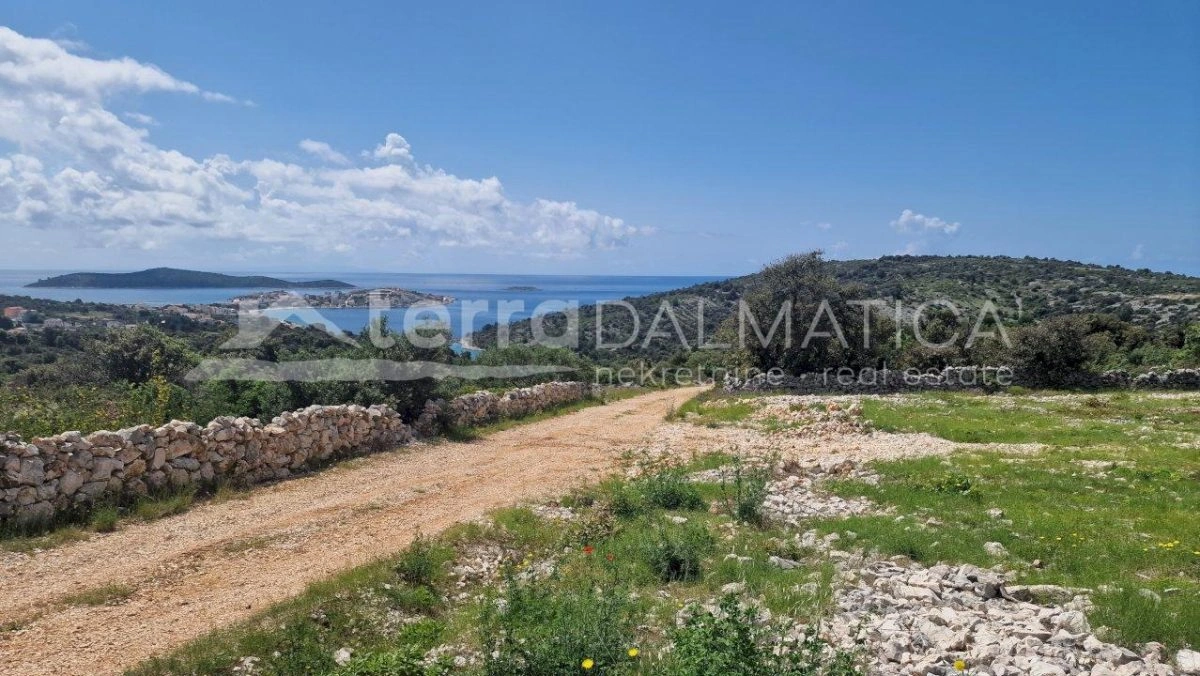 Umgebung von Rogoznica, ein großes Baugrundstück mit bezaubernder Aussicht