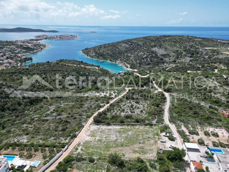 Umgebung von Rogoznica, ein großes Baugrundstück mit bezaubernder Aussicht