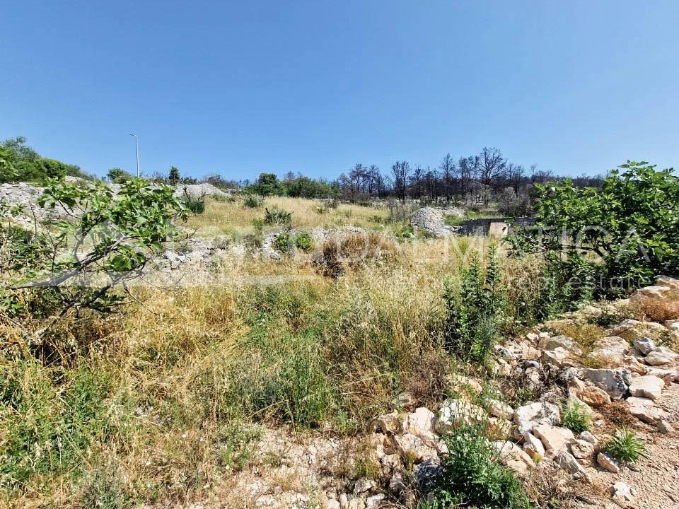 Umgebung von Sibenik, Zaton, Grundstück mit einem Projekt für den Bau einer mediterranen Villa