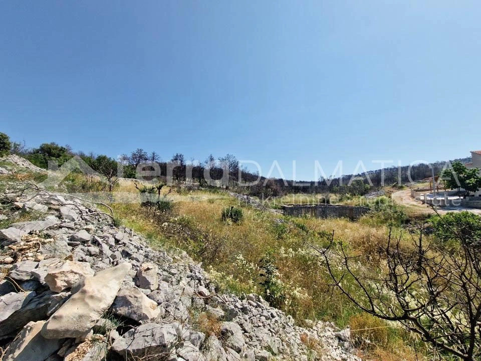 Umgebung von Sibenik, Zaton, Grundstück mit einem Projekt für den Bau einer mediterranen Villa