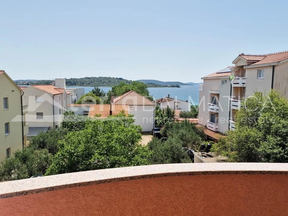 Vodice, Srima, Apartmenthaus 150 m vom Meer entfernt