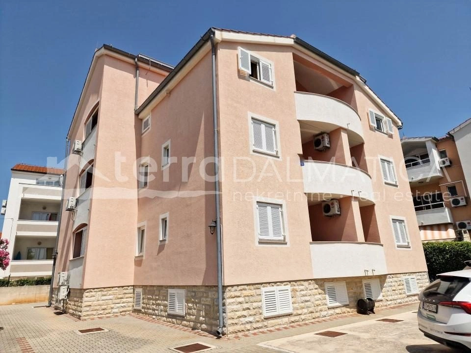 Vodice, Srima, Apartmenthaus 150 m vom Meer entfernt