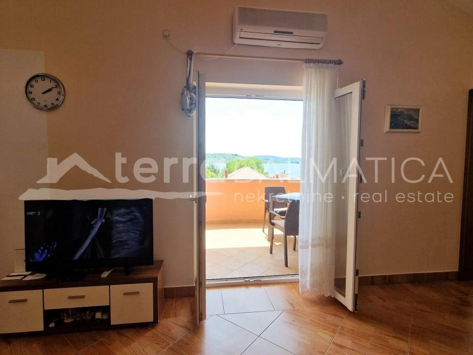 Vodice, Srima, Apartmenthaus 150 m vom Meer entfernt