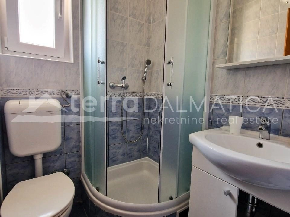 Vodice, Srima, Apartmenthaus 150 m vom Meer entfernt