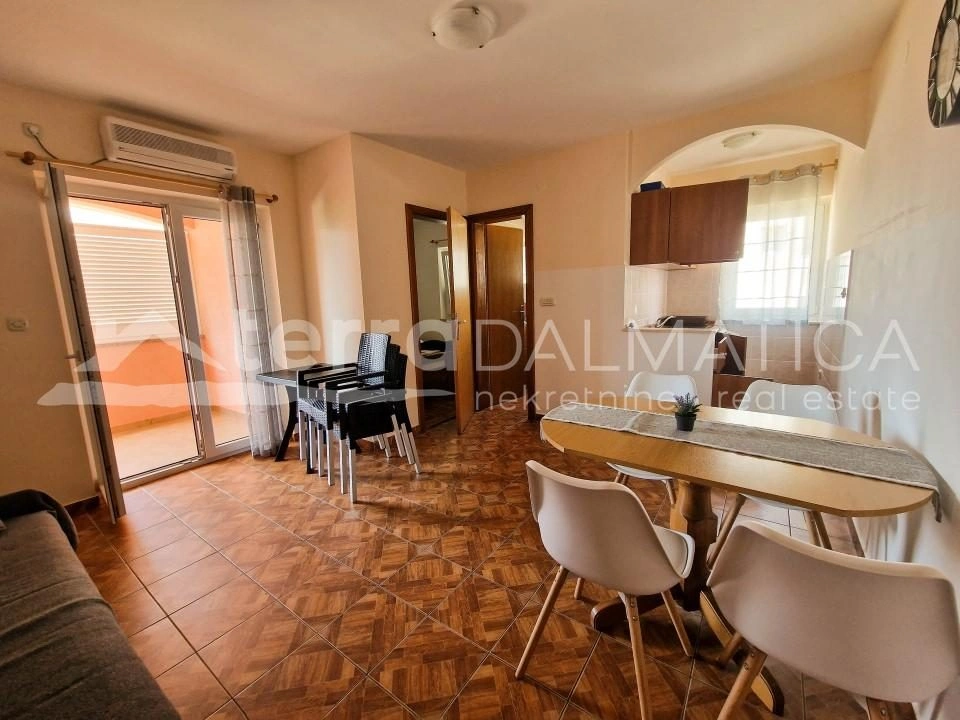 Vodice, Srima, Apartmenthaus 150 m vom Meer entfernt