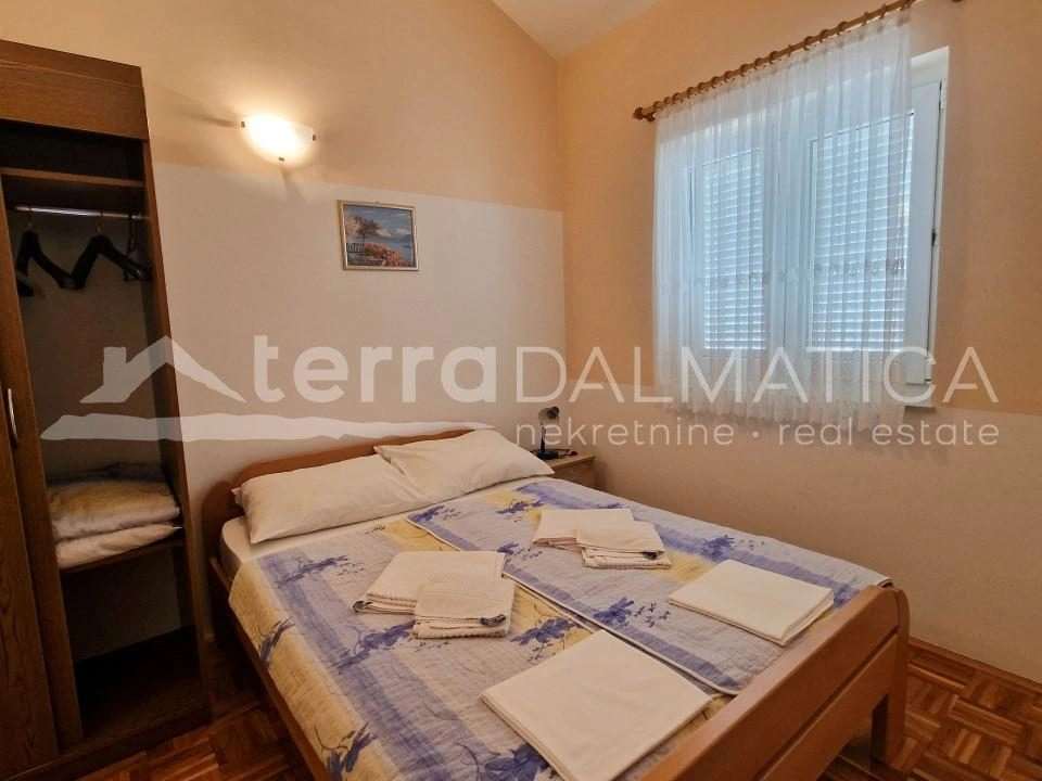 Vodice, Srima, Apartmenthaus 150 m vom Meer entfernt