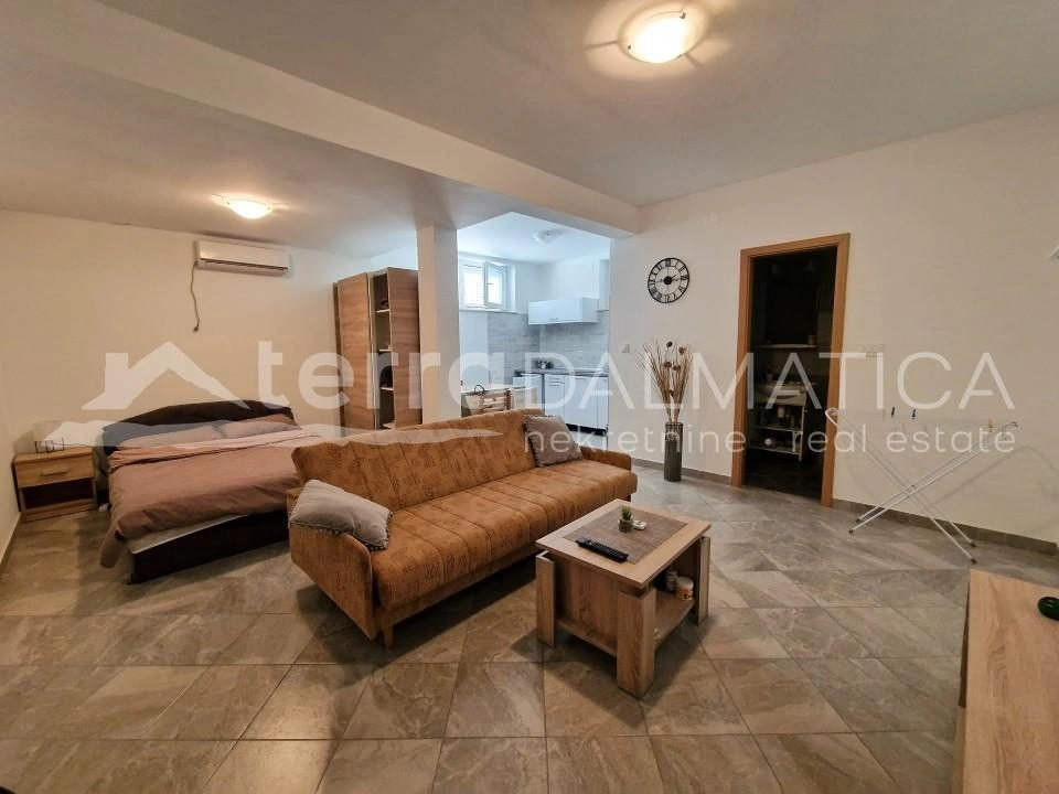 Vodice, Srima, Apartmenthaus 150 m vom Meer entfernt