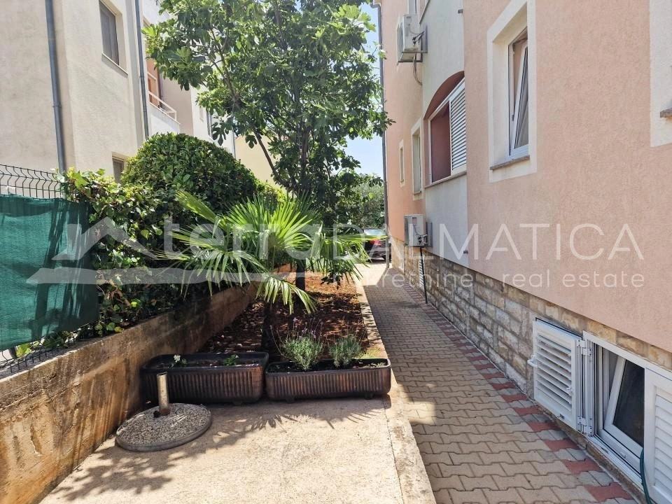 Vodice, Srima, Apartmenthaus 150 m vom Meer entfernt