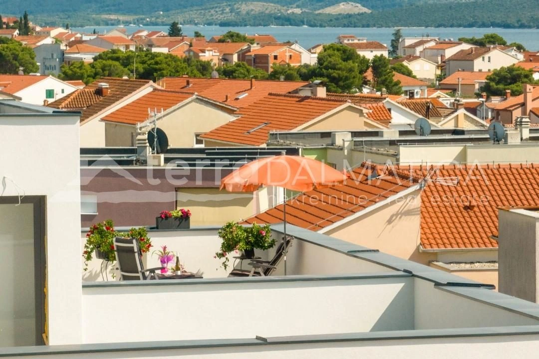 Brodarica, geräumige Wohnung im Erdgeschoss mit Dachterrasse