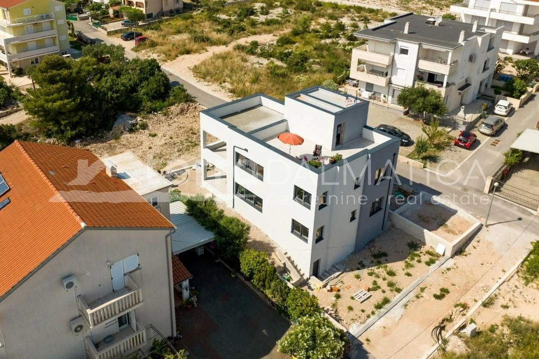 Brodarica, geräumige Wohnung im Erdgeschoss mit Dachterrasse