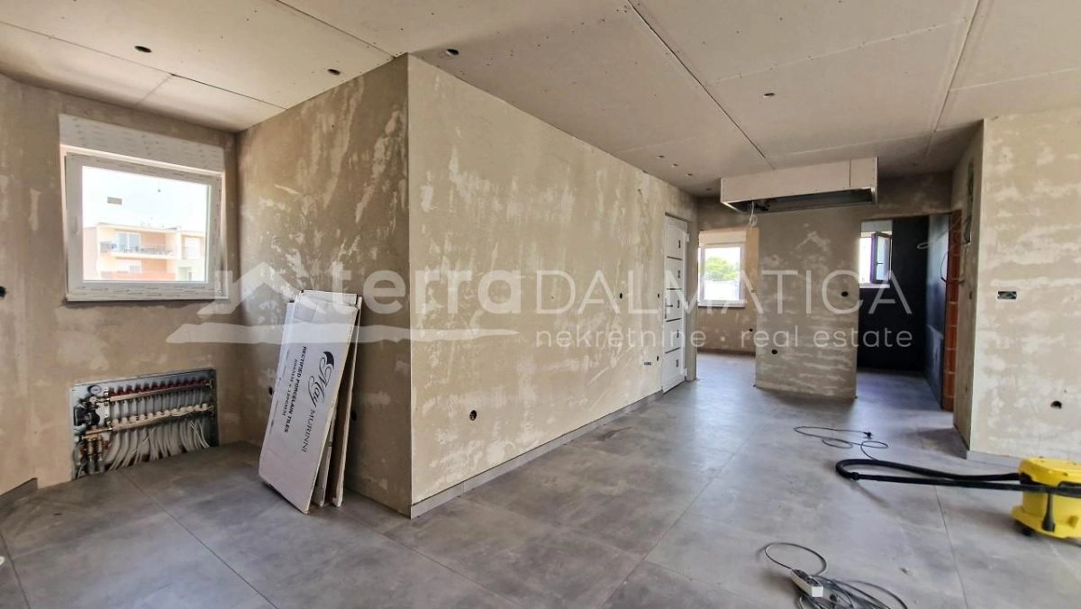 Brodarica, geräumige Wohnung im Erdgeschoss mit Dachterrasse