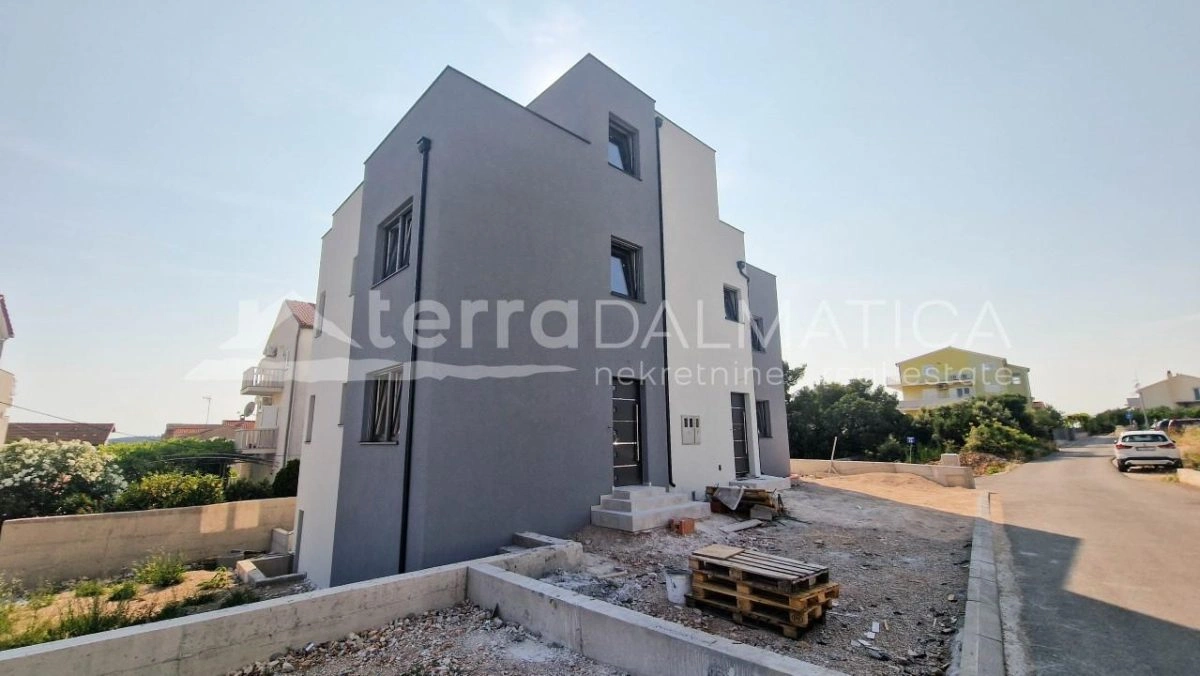 Brodarica, geräumige Wohnung im Erdgeschoss mit Dachterrasse