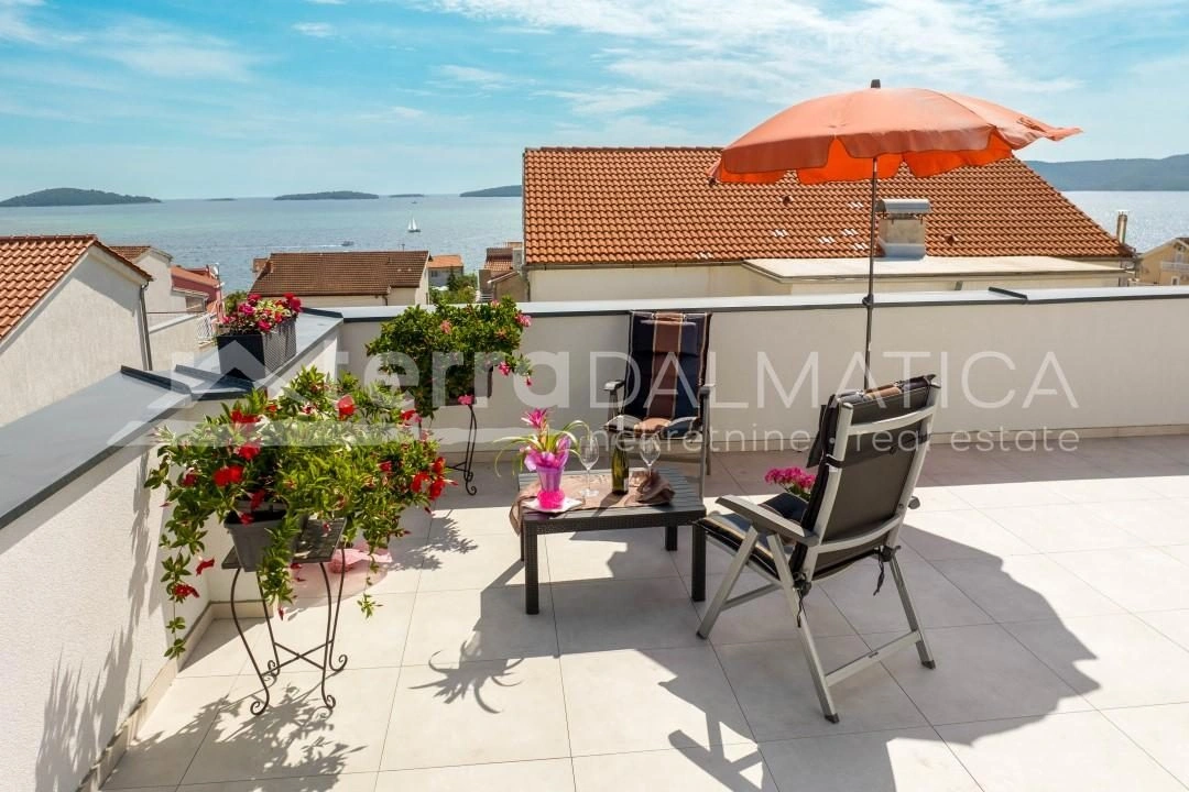 Brodarica, Apartment mit drei Schlafzimmern im ersten Stock, 200 m vom Meer entfernt