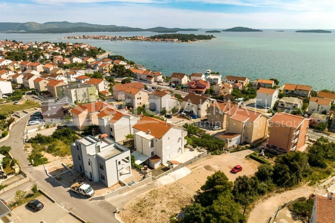 Brodarica, Apartment mit drei Schlafzimmern im ersten Stock, 200 m vom Meer entfernt