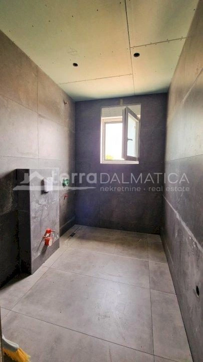 Brodarica, Apartment mit drei Schlafzimmern im ersten Stock, 200 m vom Meer entfernt