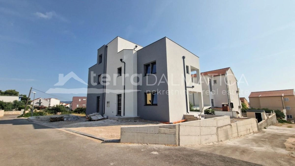 Brodarica, Apartment mit drei Schlafzimmern im ersten Stock, 200 m vom Meer entfernt