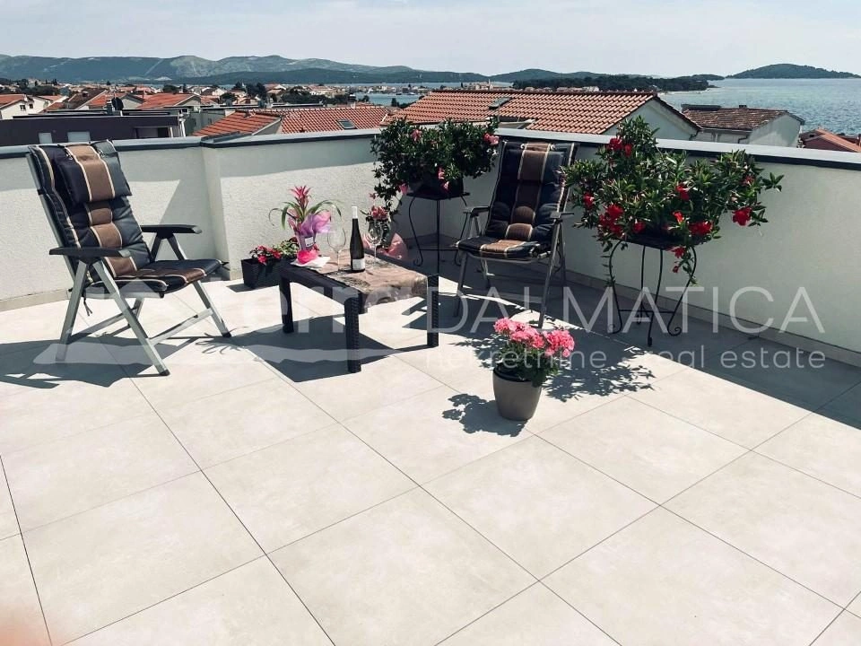 Brodarica, Apartment mit drei Schlafzimmern im ersten Stock, 200 m vom Meer entfernt