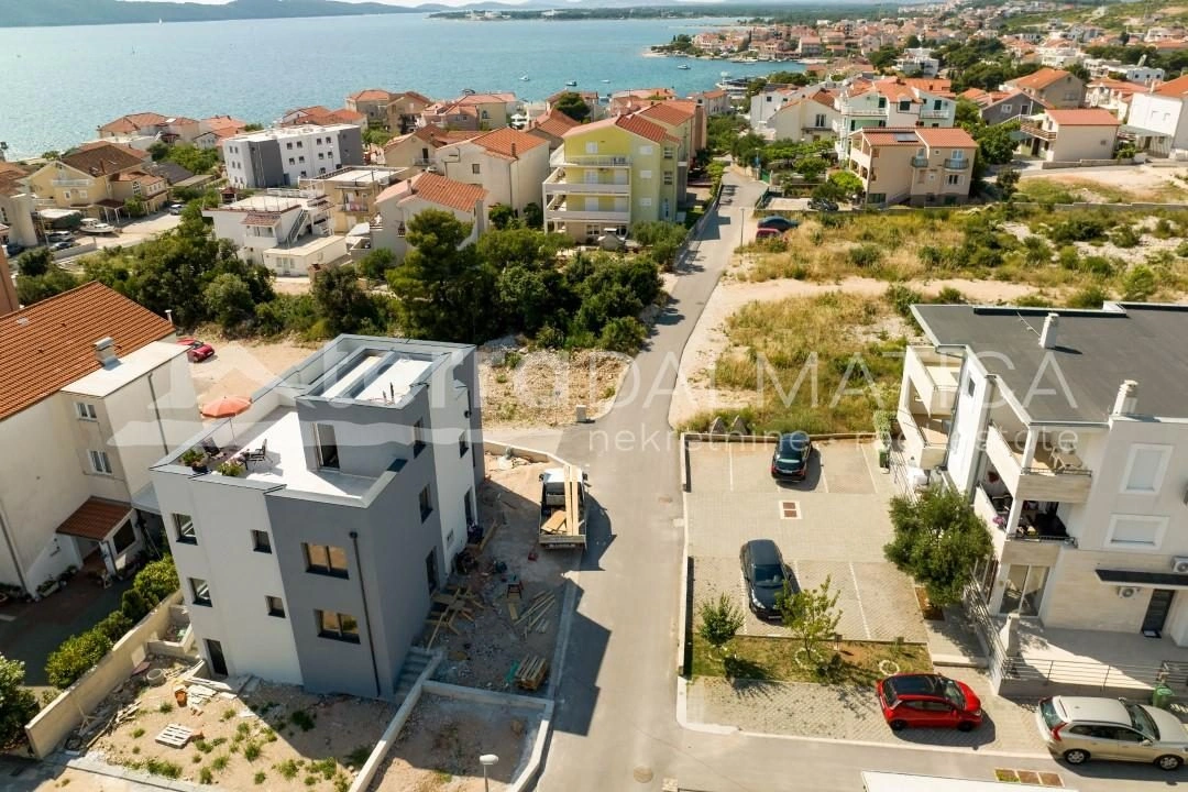 Brodarica, Apartment mit drei Schlafzimmern im ersten Stock, 200 m vom Meer entfernt