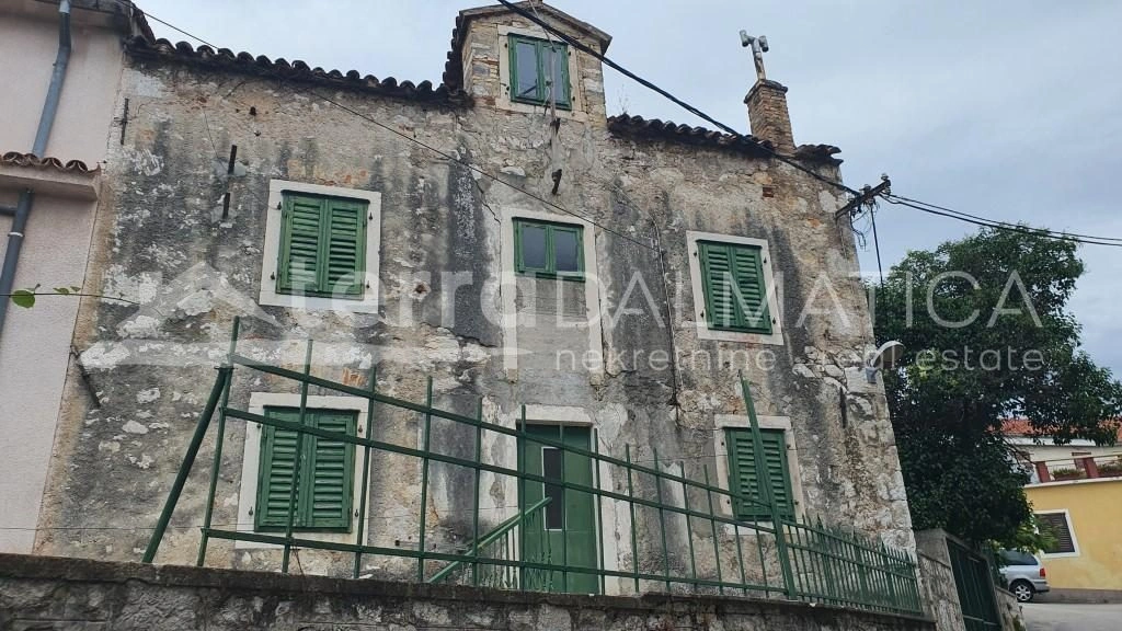 SIBENIK, ein altes Steinhaus zur Anpassung im Herzen der Stadt