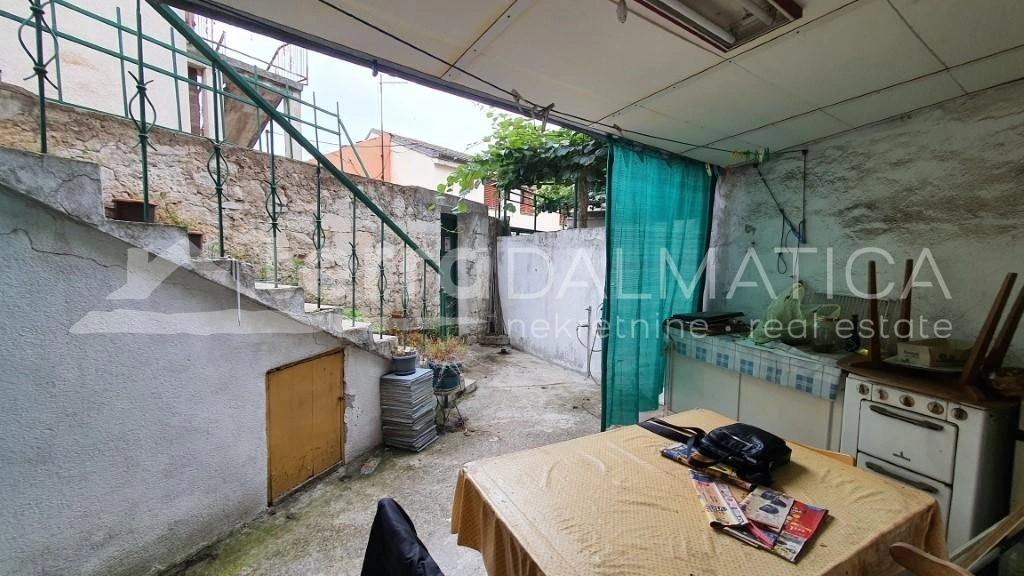 SIBENIK, ein altes Steinhaus zur Anpassung im Herzen der Stadt