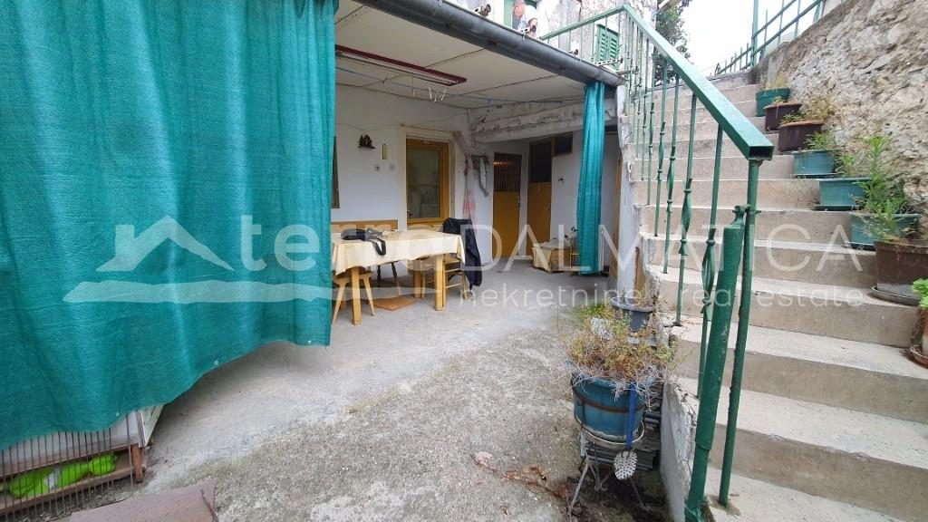 SIBENIK, ein altes Steinhaus zur Anpassung im Herzen der Stadt