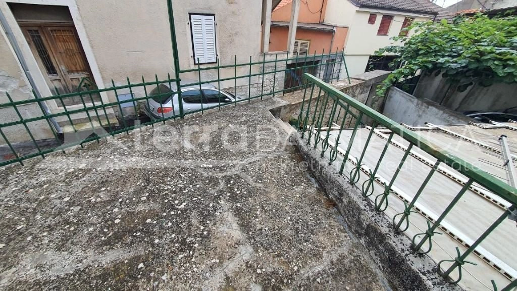 SIBENIK, ein altes Steinhaus zur Anpassung im Herzen der Stadt