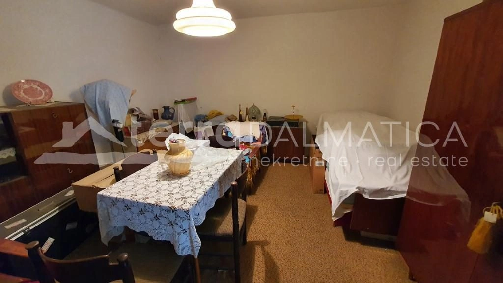 SIBENIK, ein altes Steinhaus zur Anpassung im Herzen der Stadt