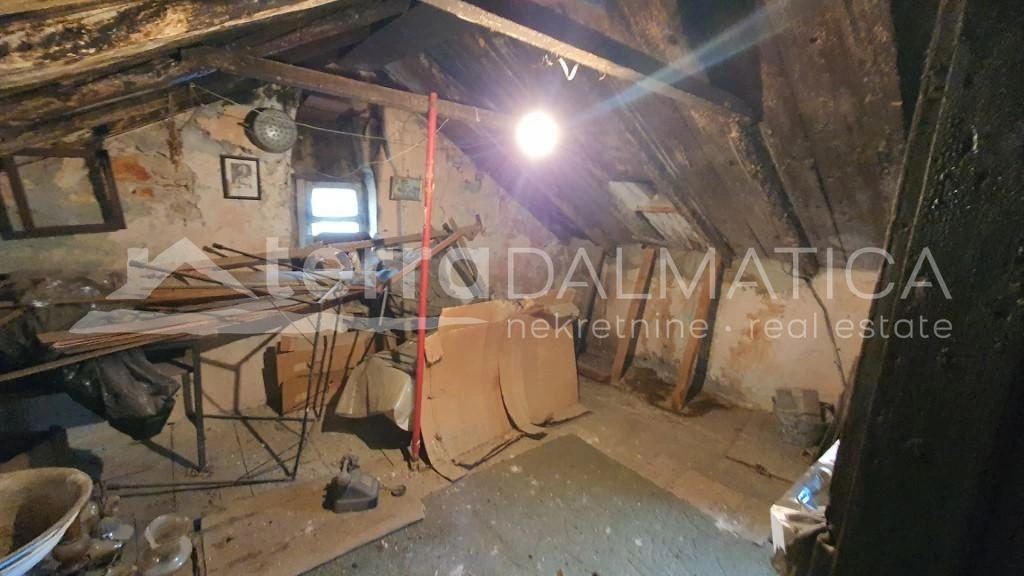 SIBENIK, ein altes Steinhaus zur Anpassung im Herzen der Stadt