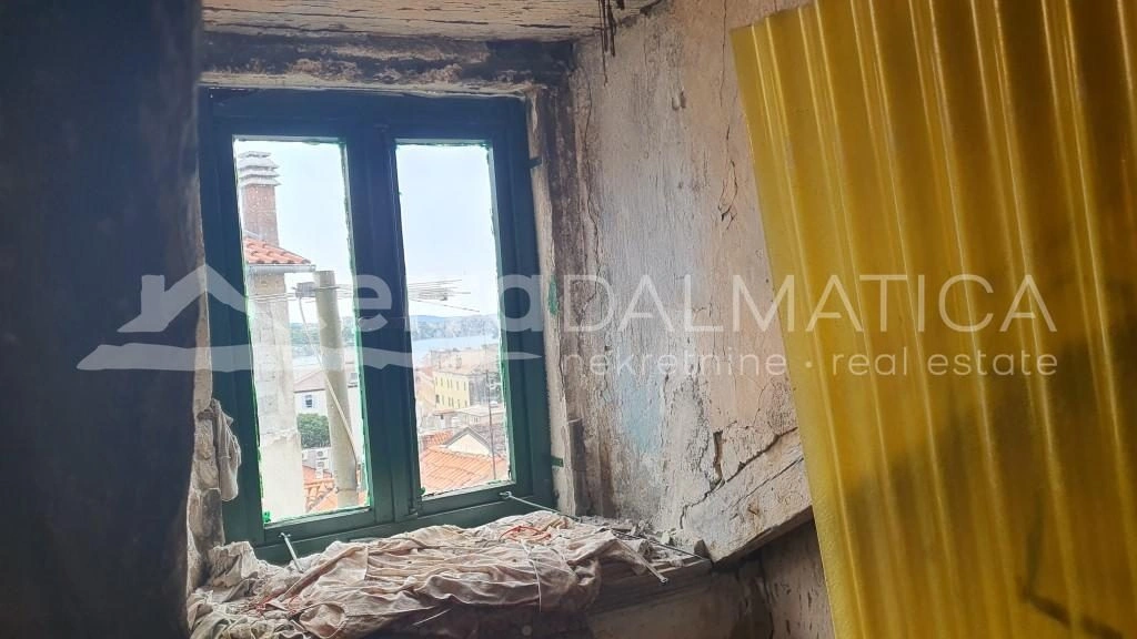 SIBENIK, ein altes Steinhaus zur Anpassung im Herzen der Stadt