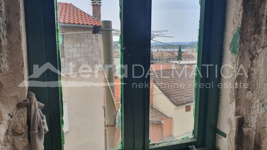 SIBENIK, ein altes Steinhaus zur Anpassung im Herzen der Stadt