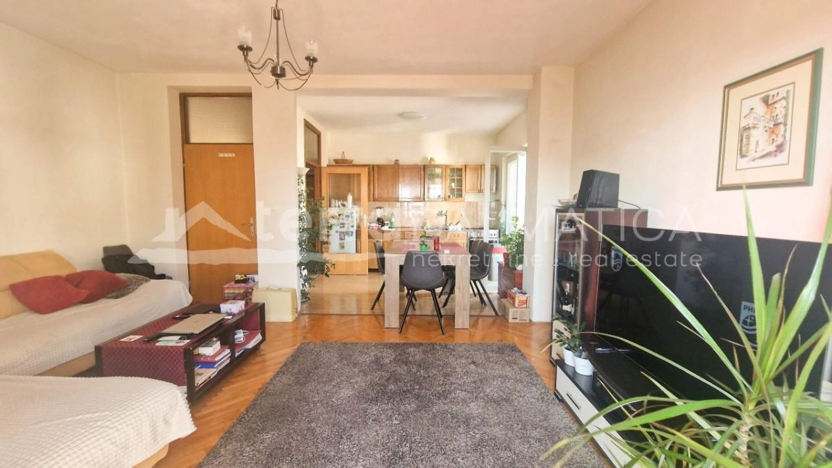 Sibenik - Brodarica - Wohn- und Geschäftshaus