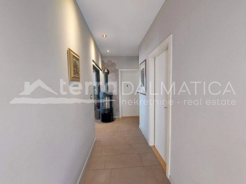 Sibenik, Haus mit zwei Wohnungen und wunderschönem Meerblick