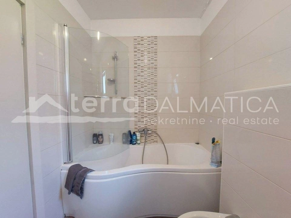 Sibenik, Haus mit zwei Wohnungen und wunderschönem Meerblick