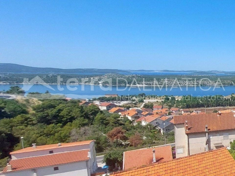 Sibenik, Haus mit zwei Wohnungen und wunderschönem Meerblick