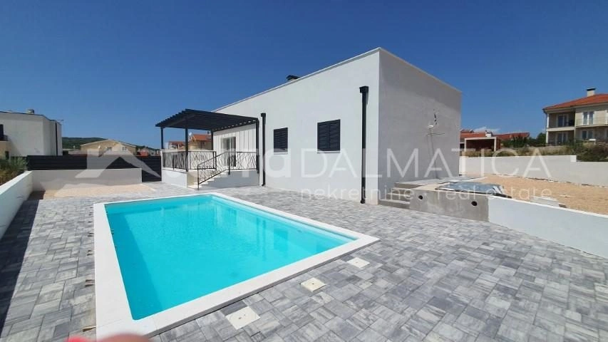 Vodice, modernes Einfamilienhaus mit Pool und Garten in ruhiger Lage