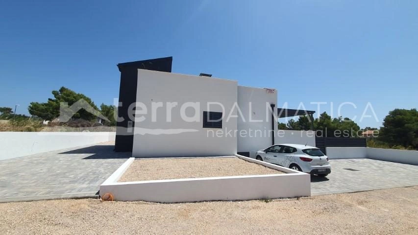 Vodice, modernes Einfamilienhaus mit Pool und Garten in ruhiger Lage