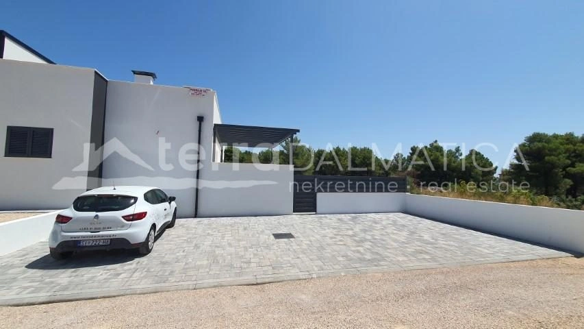 Vodice, modernes Einfamilienhaus mit Pool und Garten in ruhiger Lage