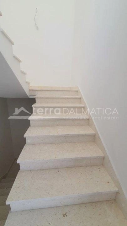 Vodice, modernes Einfamilienhaus mit Pool und Garten in ruhiger Lage