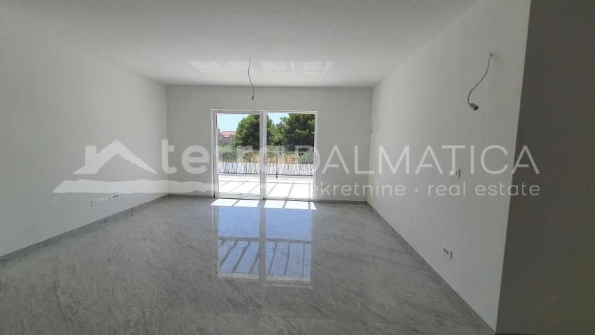 Vodice, modernes Einfamilienhaus mit Pool und Garten in ruhiger Lage