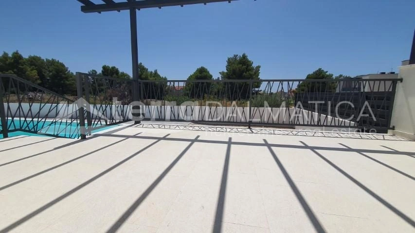 Vodice, modernes Einfamilienhaus mit Pool und Garten in ruhiger Lage