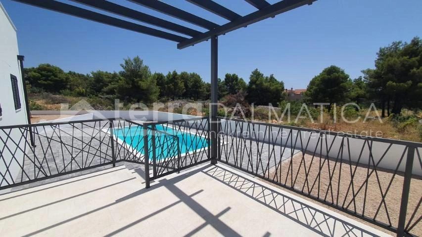 Vodice, modernes Einfamilienhaus mit Pool und Garten in ruhiger Lage