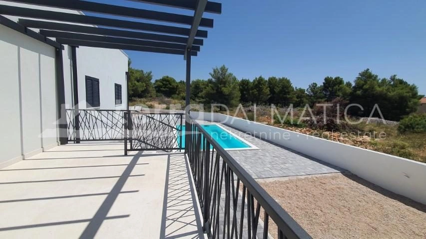 Vodice, modernes Einfamilienhaus mit Pool und Garten in ruhiger Lage